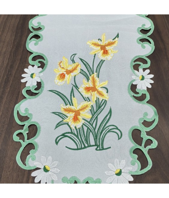 Daffodil Embroidered Table Runner, Fabric Dresser Runner for Home Kitchen Dining Tabletop Decoration