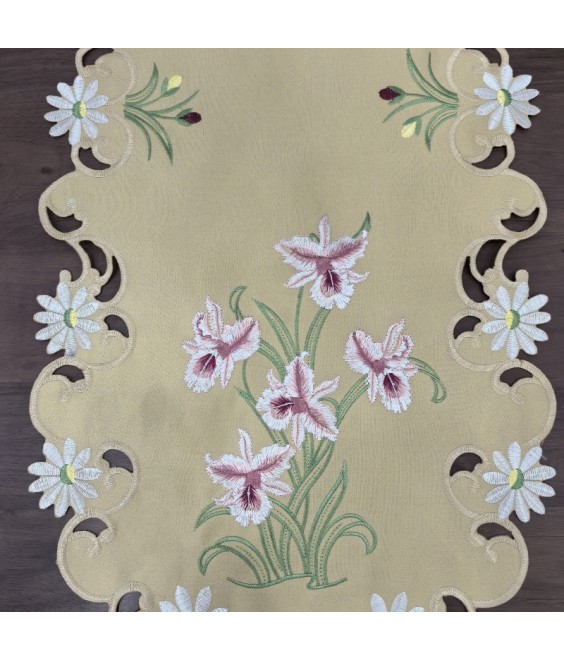 Daffodil Embroidered Table Runner, Yellow Fabric Dresser Runner for Home Kitchen Dining Tabletop Decoration
