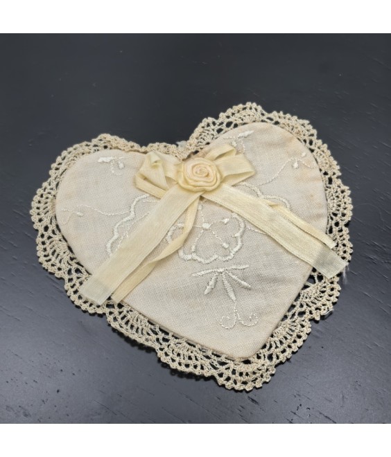 Heart Shaped Table Placemats, Court Style Embroidered Doilies Cup Mat，Small Size