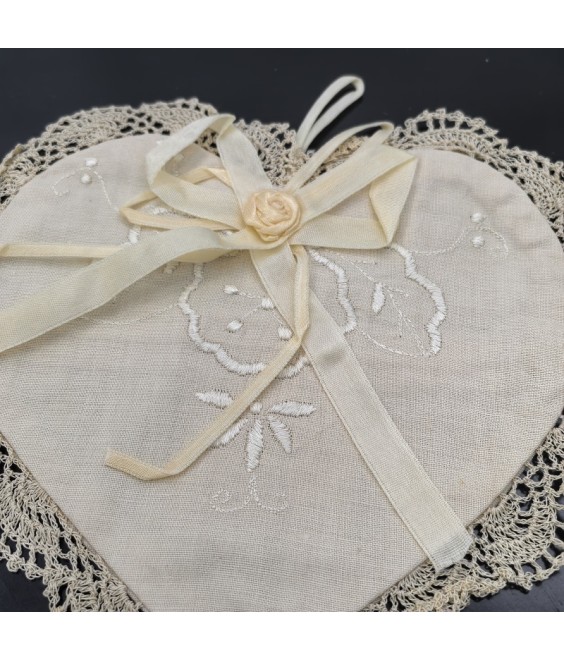 Heart Shaped Table Placemats, Court Style Embroidered Doilies Cup Mat