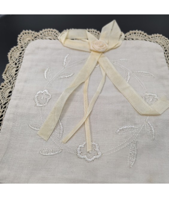 Square Table Placemats, Court Style Embroidered Doilies Cup Mat，Small Size